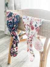 Load image into Gallery viewer, Quelques Fleurs Organic Baby Knotted Gowns - Norishor