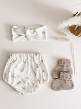 Load image into Gallery viewer, Baby White Floral Bloomers